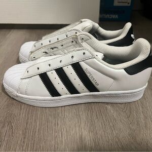 Brand new never worn, no laces.